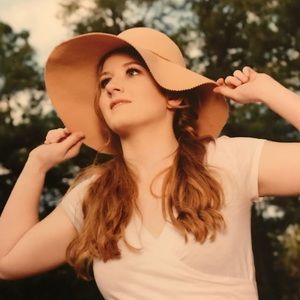 Meet your Posher, Olivia